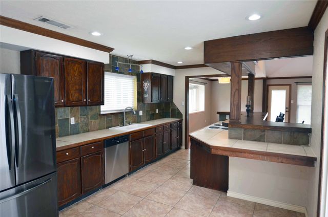 2406 Redbrook Court, Arlington, TX 76014