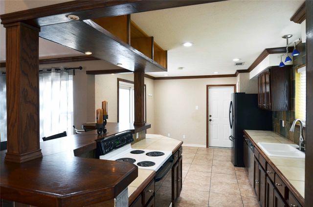 2406 Redbrook Court, Arlington, TX 76014