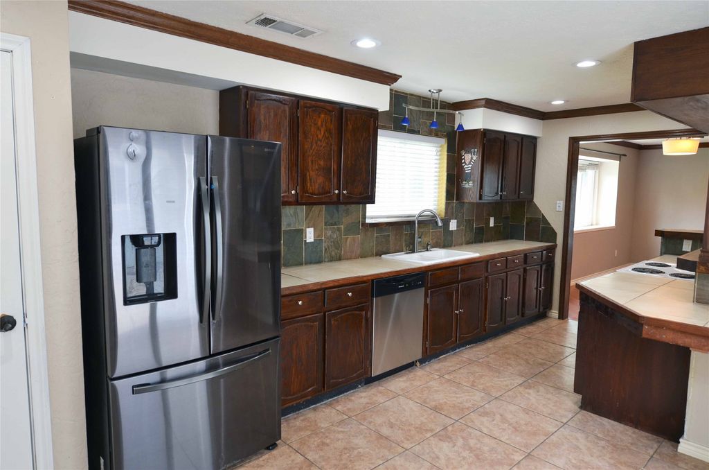 2406 Redbrook Court, Arlington, TX 76014