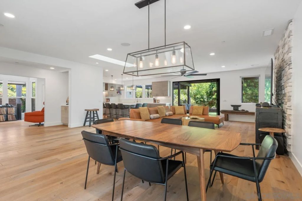 1180 Devonshire Dr, Encinitas, CA 92024