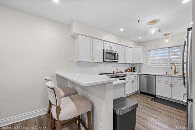 22123 W VILLAGE Drive, Dearborn, MI 48124