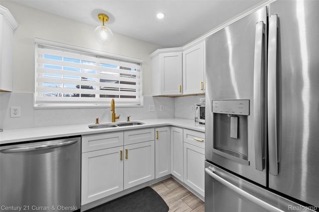 22123 W VILLAGE Drive, Dearborn, MI 48124