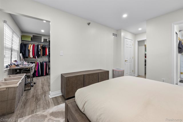 22123 W VILLAGE Drive, Dearborn, MI 48124