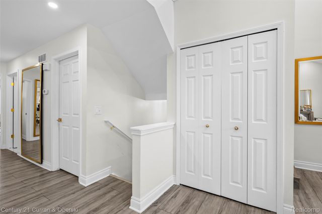 22123 W VILLAGE Drive, Dearborn, MI 48124