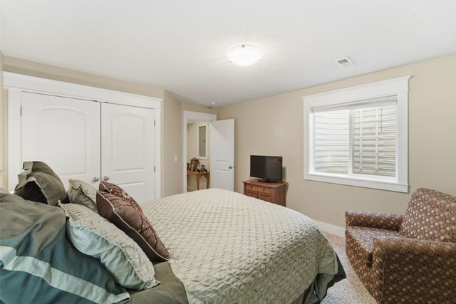 13010 Westbrook Drive, Urbandale, IA 50323