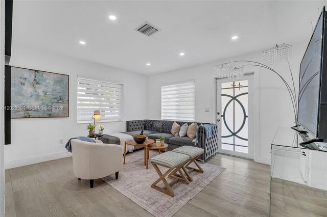 6404 Meade St, Hollywood, FL 33024