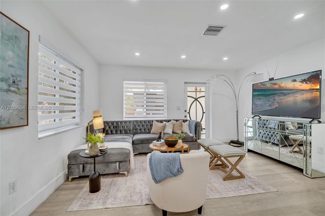 6404 Meade St, Hollywood, FL 33024