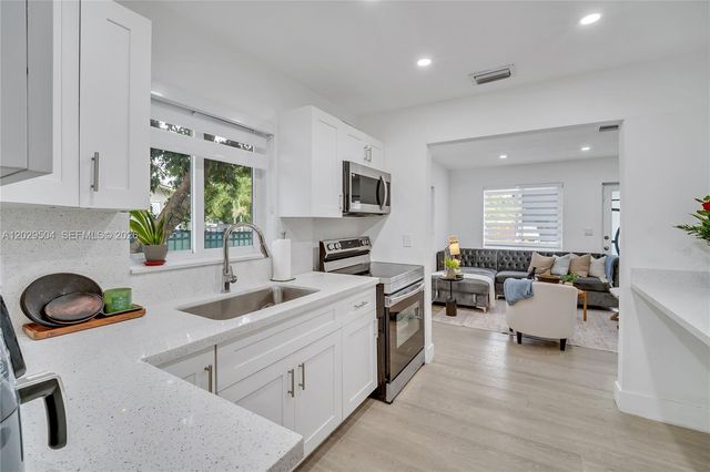 6404 Meade St, Hollywood, FL 33024