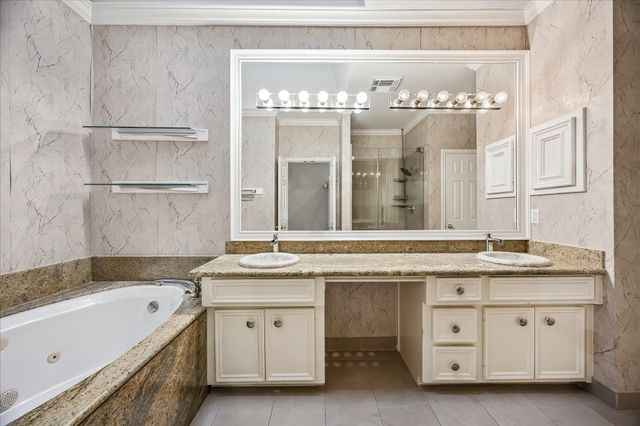 4443 Castle Court Place, Houston, TX 77006