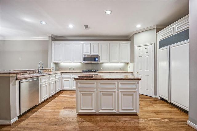4443 Castle Court Place, Houston, TX 77006