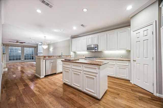 4443 Castle Court Place, Houston, TX 77006