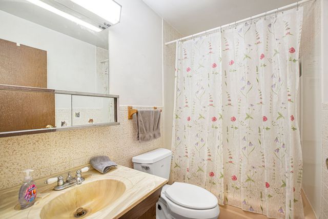 26456 W Laurel Avenue, Wauconda, IL 60084
