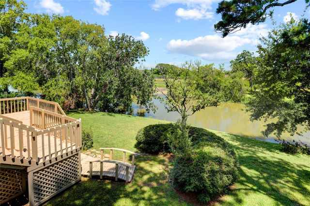 3027 Bayou Drive, La Porte, TX 77571