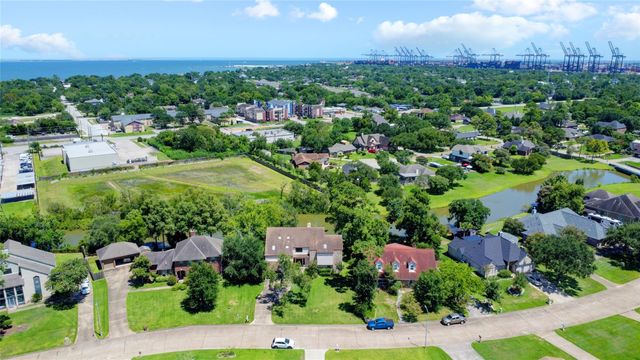 3027 Bayou Drive, La Porte, TX 77571