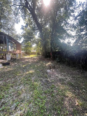 221 W Cypress St, Gonzales, LA 70737