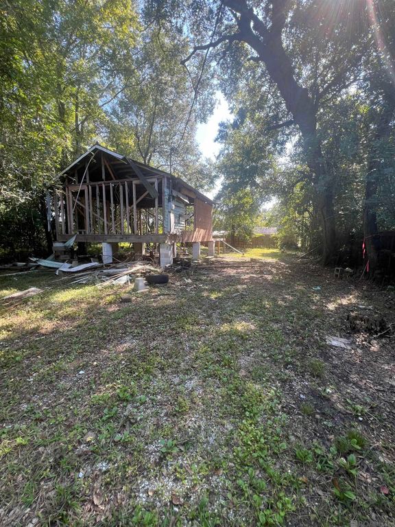 221 W Cypress St, Gonzales, LA 70737