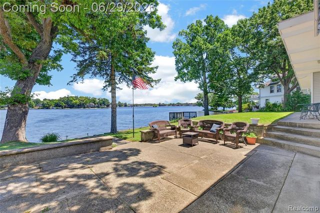 91 Crescent Avenue, Lake Orion, MI 48362