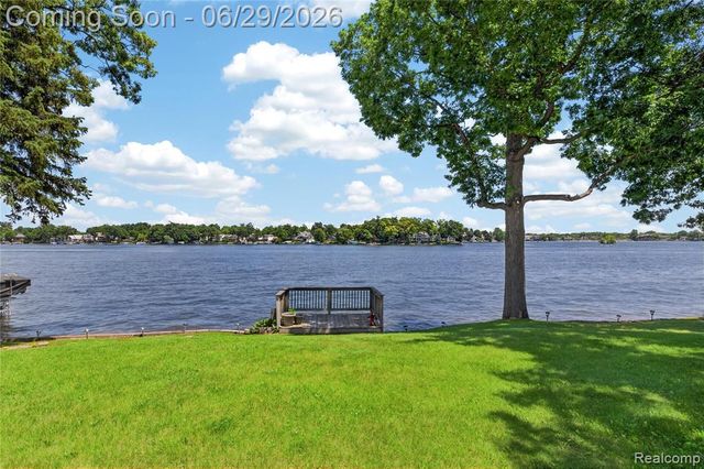 91 Crescent Avenue, Lake Orion, MI 48362