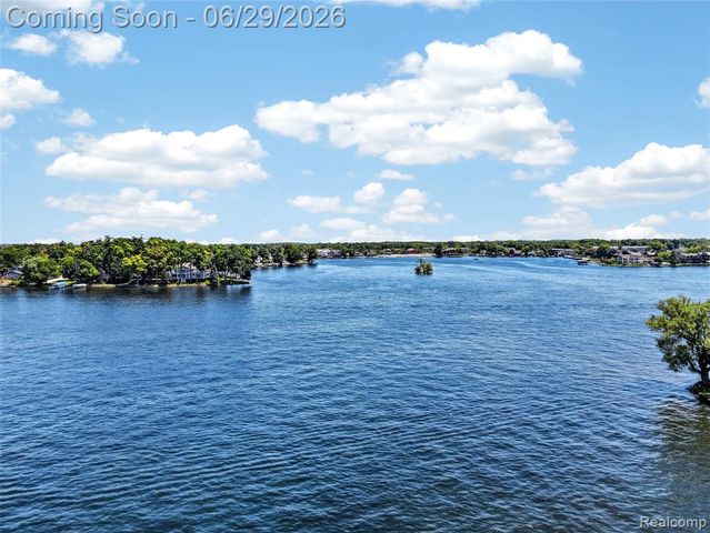 91 Crescent Avenue, Lake Orion, MI 48362