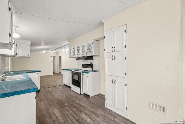 844 County Road 4511, Hondo, TX 78861