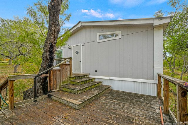 844 County Road 4511, Hondo, TX 78861