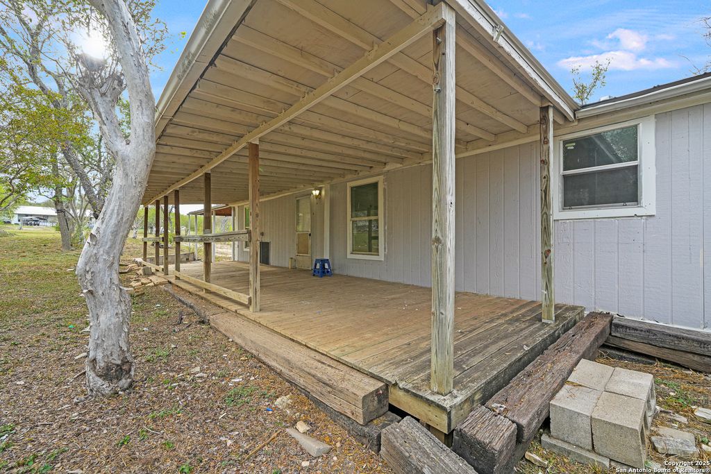 844 County Road 4511, Hondo, TX 78861