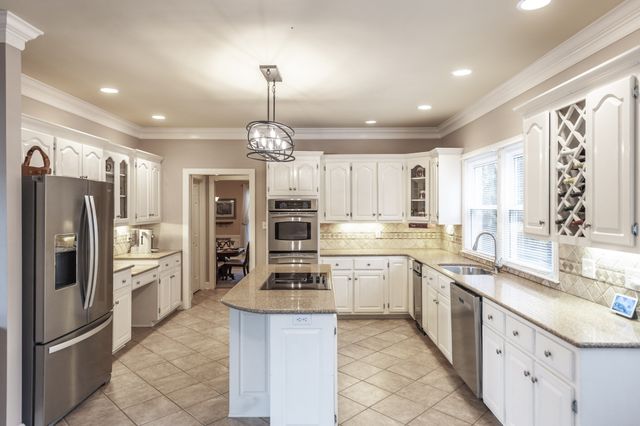 135 N Country Club Dr, Hendersonville, TN 37075