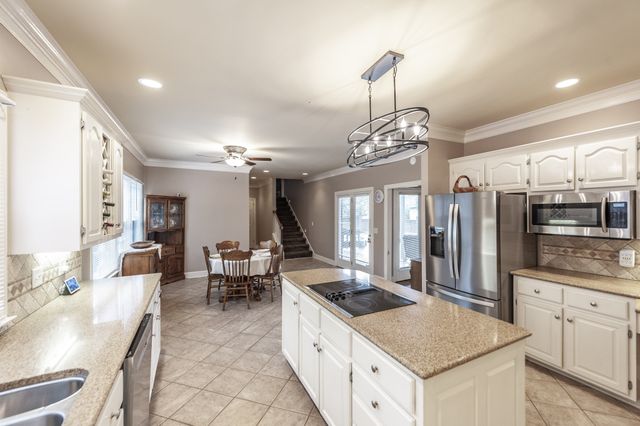 135 N Country Club Dr, Hendersonville, TN 37075