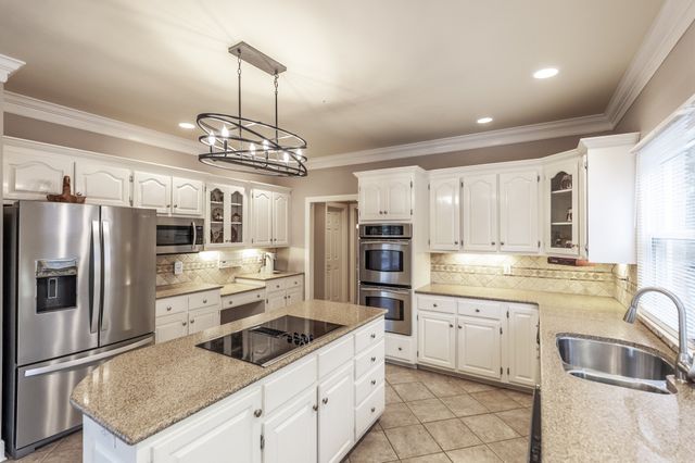 135 N Country Club Dr, Hendersonville, TN 37075