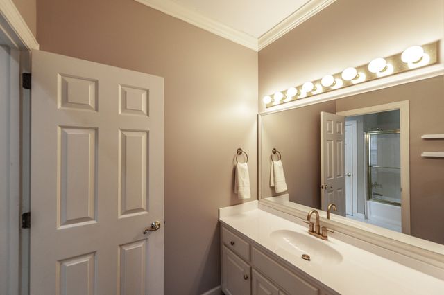 135 N Country Club Dr, Hendersonville, TN 37075