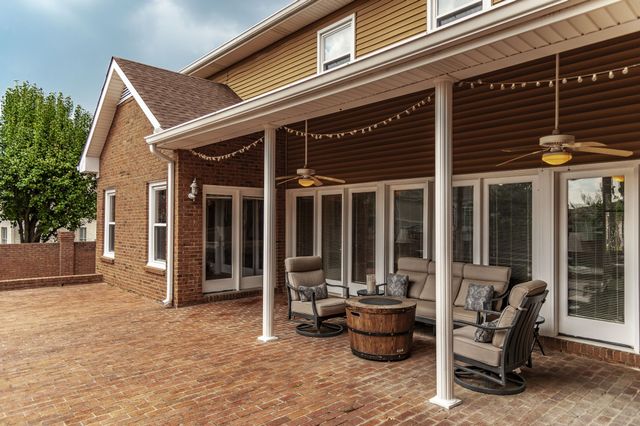 135 N Country Club Dr, Hendersonville, TN 37075