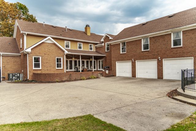 135 N Country Club Dr, Hendersonville, TN 37075