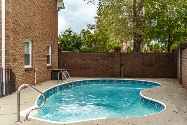 135 N Country Club Dr, Hendersonville, TN 37075