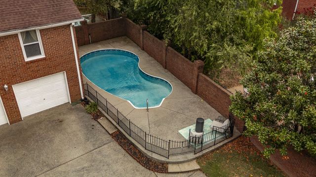 135 N Country Club Dr, Hendersonville, TN 37075