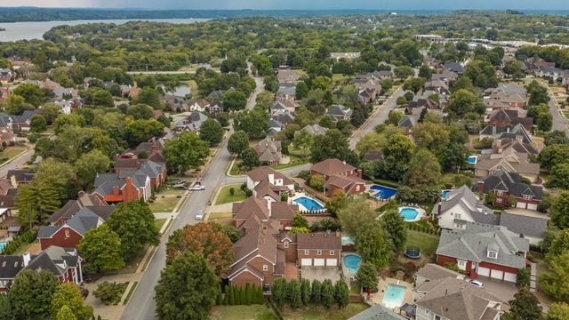 135 N Country Club Dr, Hendersonville, TN 37075