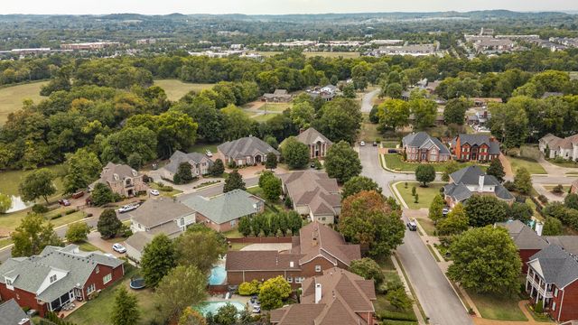 135 N Country Club Dr, Hendersonville, TN 37075