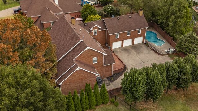 135 N Country Club Dr, Hendersonville, TN 37075