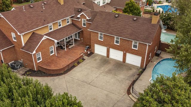 135 N Country Club Dr, Hendersonville, TN 37075