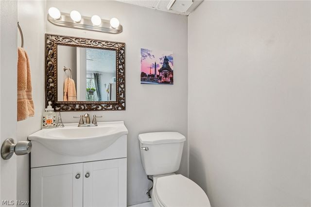 1886 James B Drive, Mcdonald, OH 44437