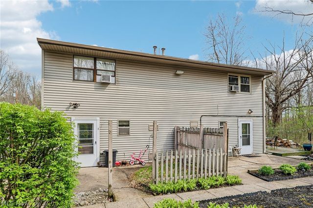 1886 James B Drive, Mcdonald, OH 44437