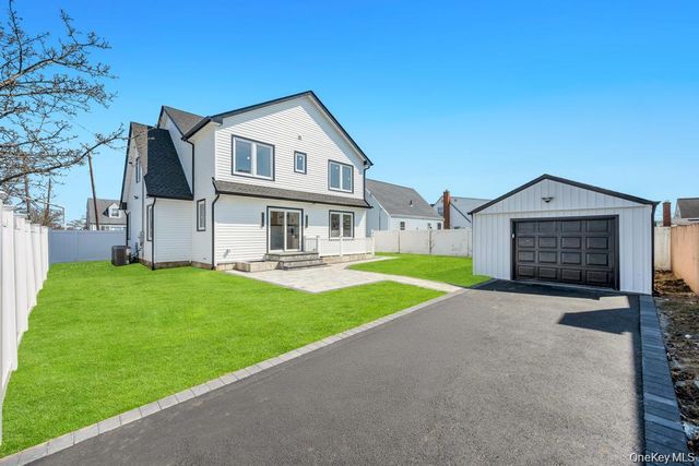28 S Elm Street, Hicksville, NY 11801