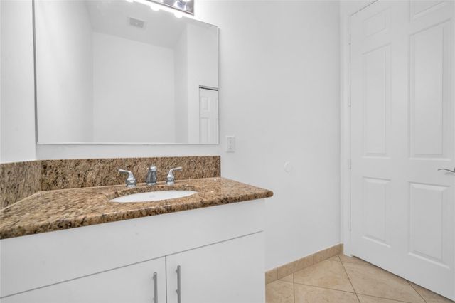 6809 N Lakeside Circle 101, Davie, FL 33314