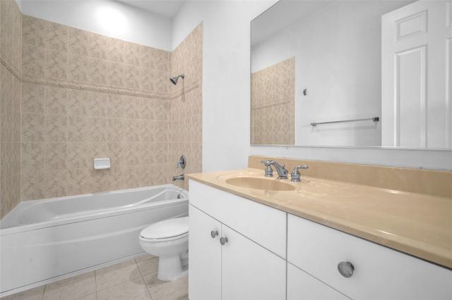 6809 N Lakeside Circle 101, Davie, FL 33314