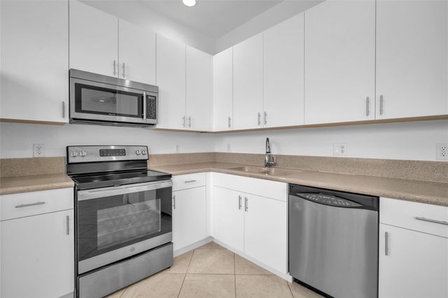 6809 N Lakeside Circle 101, Davie, FL 33314