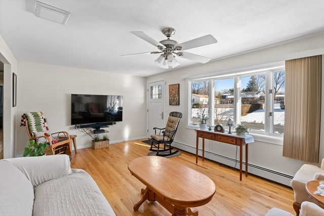 91 Knollwood Cir, Holyoke, MA 01040