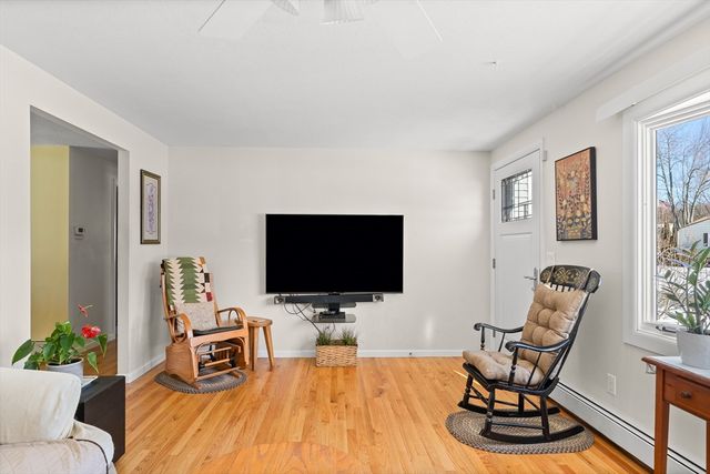 91 Knollwood Cir, Holyoke, MA 01040