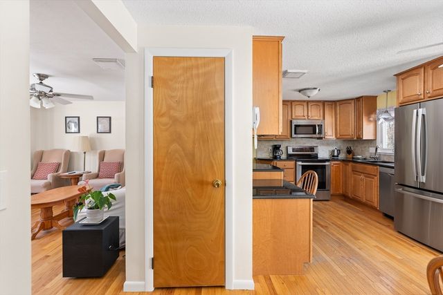 91 Knollwood Cir, Holyoke, MA 01040