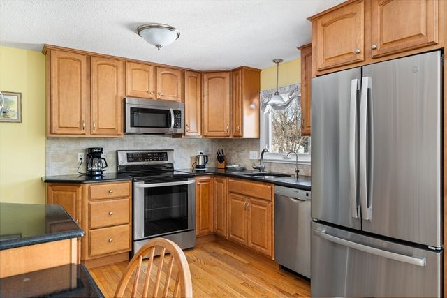 91 Knollwood Cir, Holyoke, MA 01040