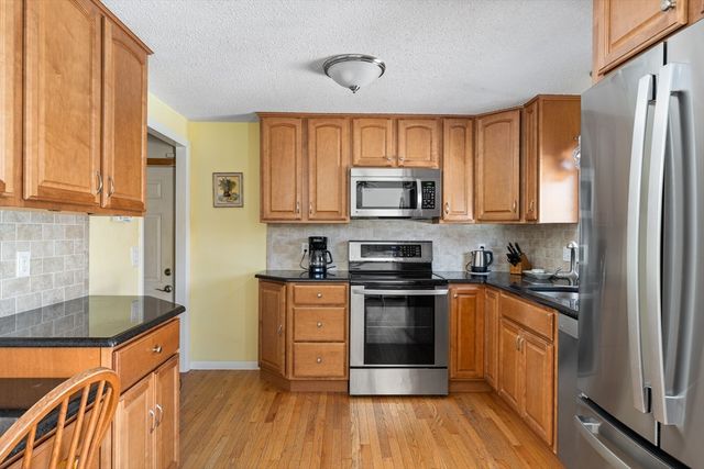 91 Knollwood Cir, Holyoke, MA 01040