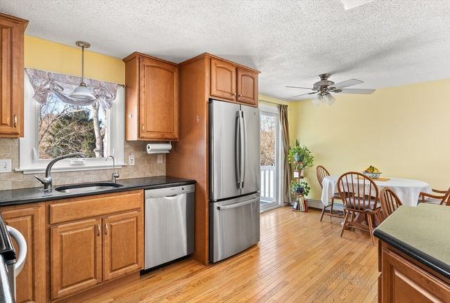 91 Knollwood Cir, Holyoke, MA 01040